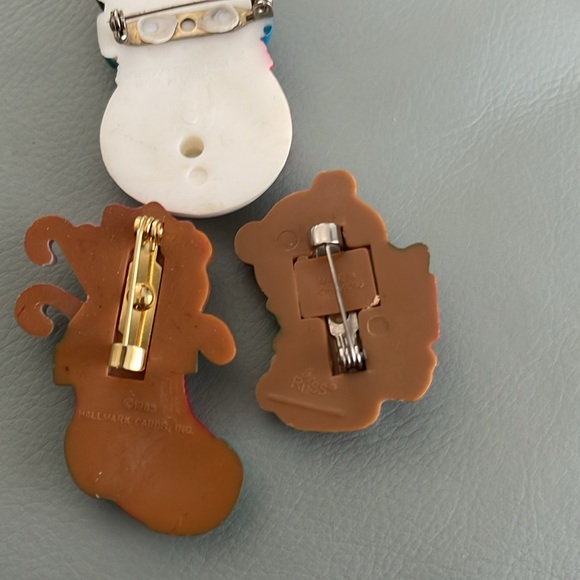 Three 1980’s Plastic Christmas Brooches - Picture 3 of 4